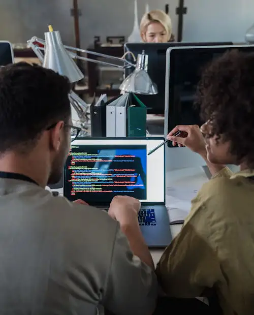 Équipe technique PacPhenix travaillant sur un projet de migration Mainframe.
